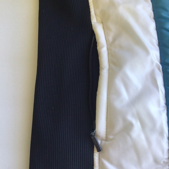 ROOTS PUFFER VEST  2006 OLYMPIC VEST SIZE MEDIUM - Picture 9 of 16